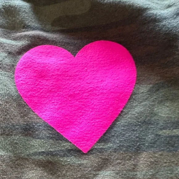 AVIATOR NATION Camouflage crewneck Sweatshirt with bright pink heart🩷NWOT🩷 - Picture 4 of 13